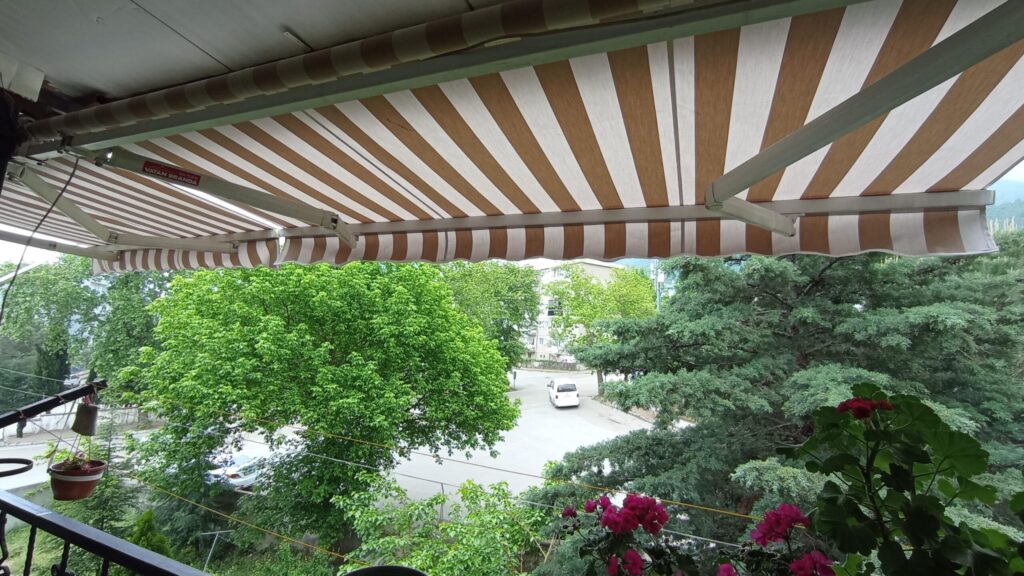 Mafsallı Tente Nerelerde Kullanılır? Balkon, Teras ve İş Yerleri İçin Detaylı Rehber