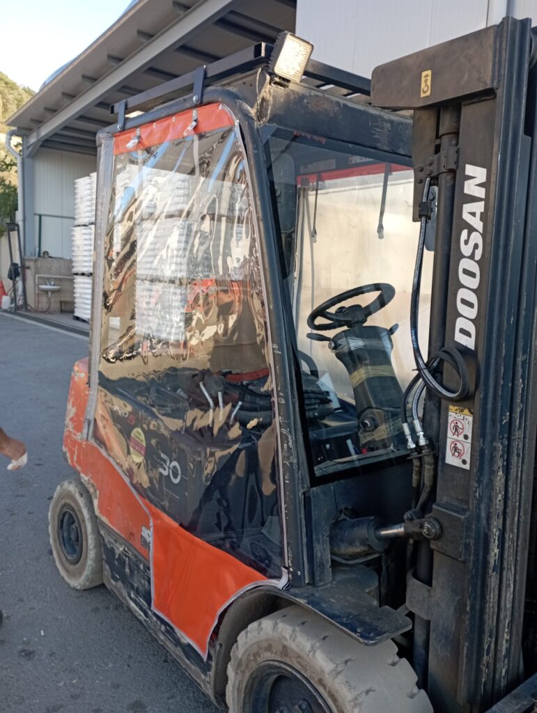 Forklift Brandası Kumaş Türleri ve Dayanıklılık Karşılaştırması | En Dayanıklı Branda Seçimi